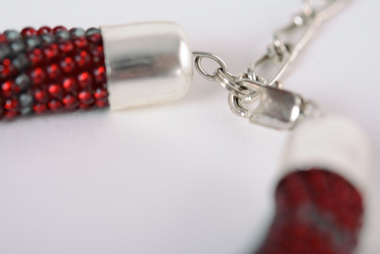 Bracelet spirale en perles de rocaille fait main original rouge ornementé photo 5
