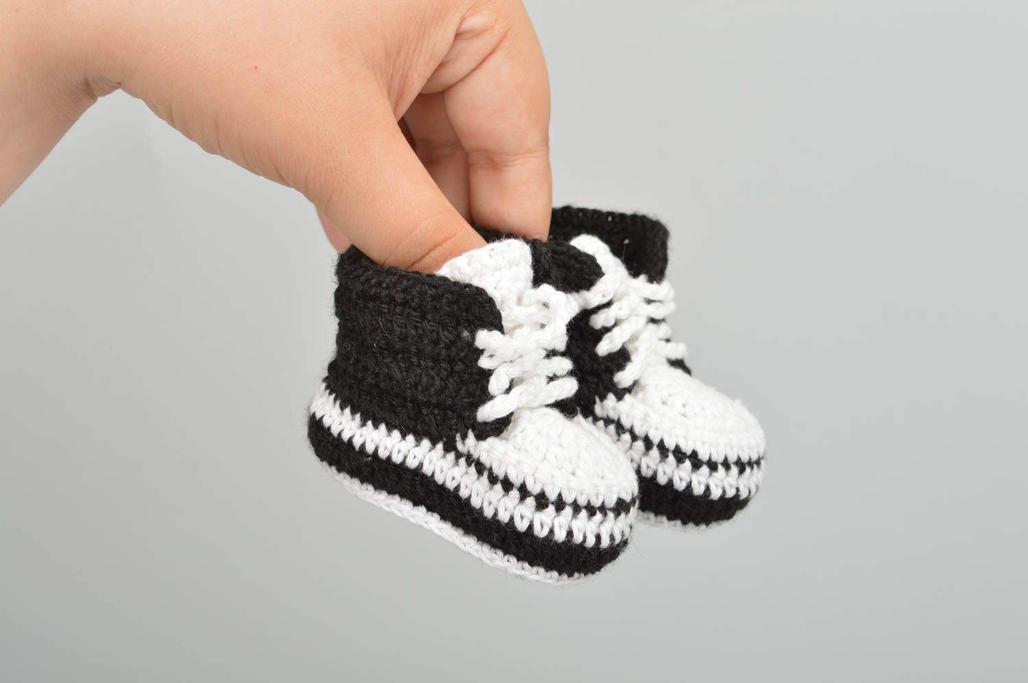 Beautiful handmade crochet baby booties warm baby booties cute baby outfits photo 1