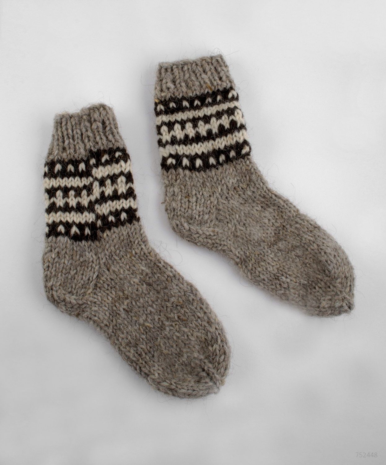 Grey men's socks made of natural wool photo 2