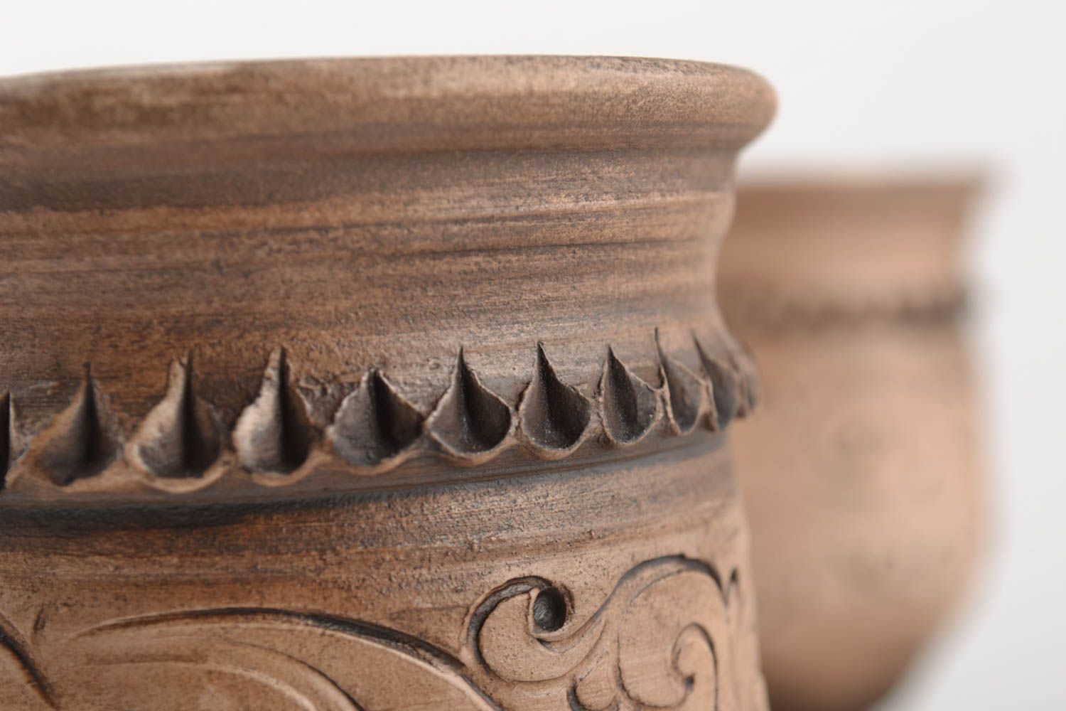 Vasos de cerámica en pie hechos a mano conjunto de tres artículos hermosos
 foto 3