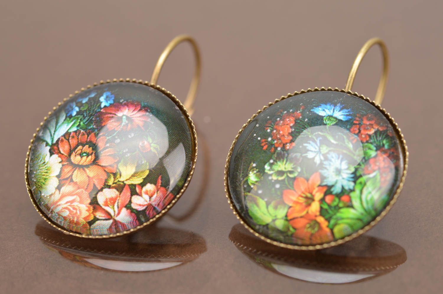 Круглые авторские серьги подвески с изображением цветов ручной работы  фото 2