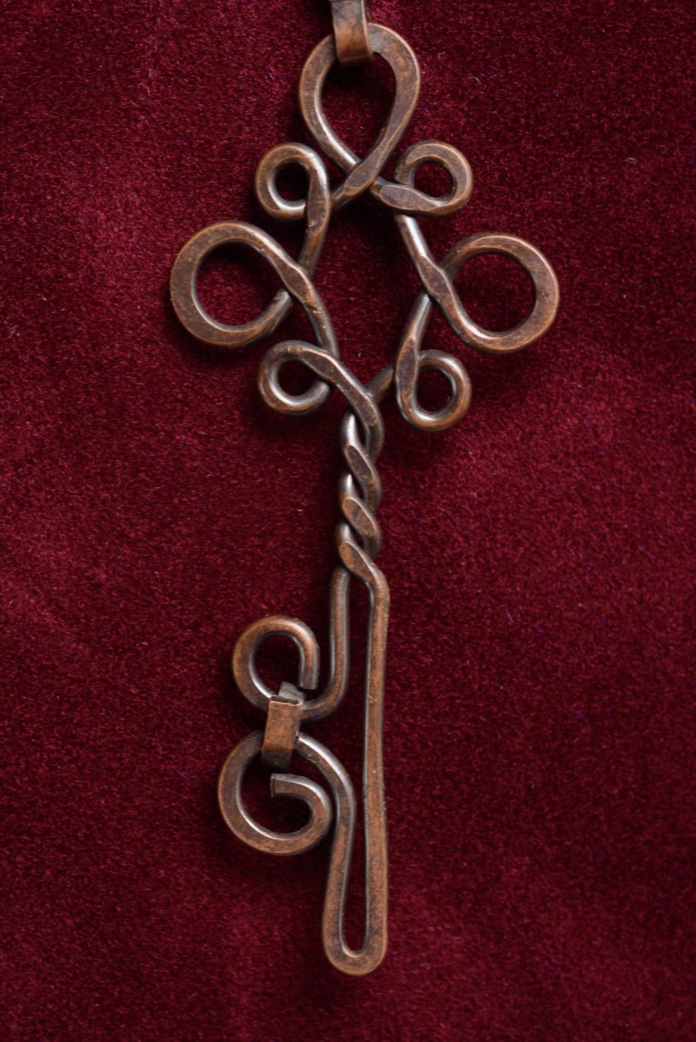 Colgante de cobre artesanal con forma de llave artesanal alambrismo para cadenita foto 1