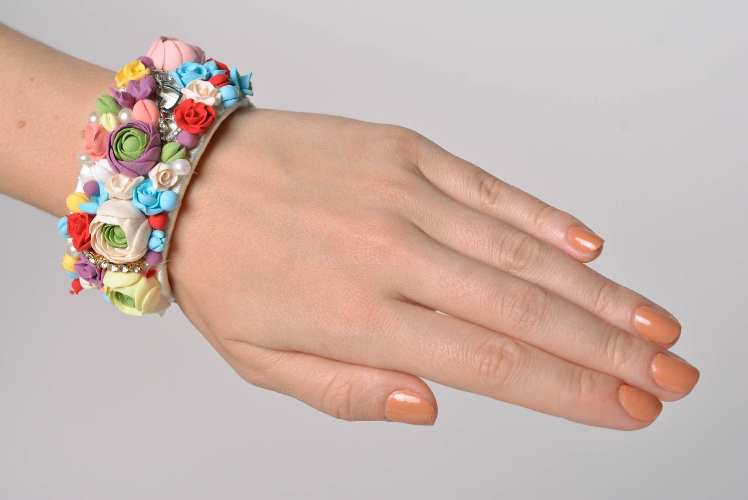 Large bracelet avec fleurs en pâte polymère fait main multicolore original photo 3