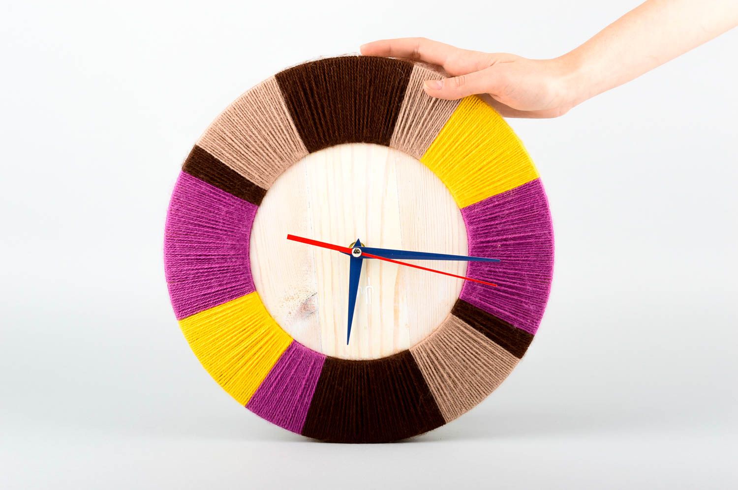 Необычные часы ручной работы деревянные часы с нитками настенные часы цветные фото 2