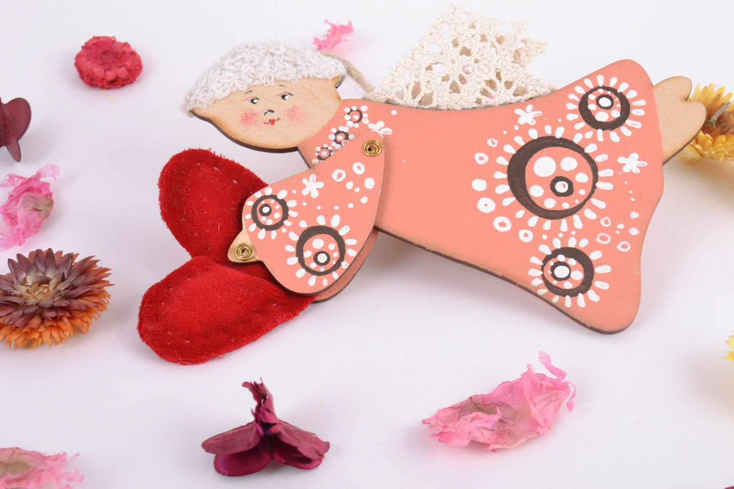 Suspension décorative en bois peinte faite main Ange de Noël avec coeur textile photo 1