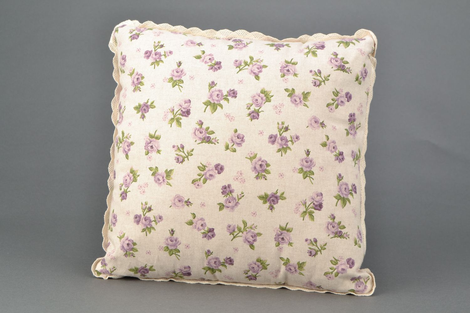 Мягкая диванная подушка из хлопка и полиамида с цветочным принтом фото 1