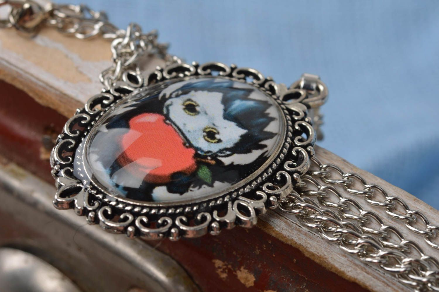 Joli pendentif sur chaîne avec image de vampire fait main ovale avec lentille photo 3