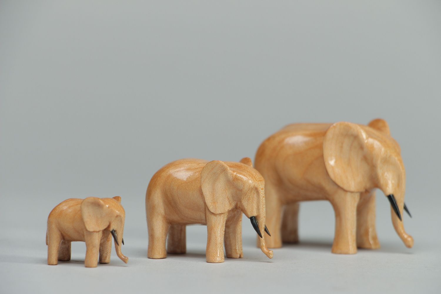 Set de figurines d'éléphants en bois trois pièces photo 1