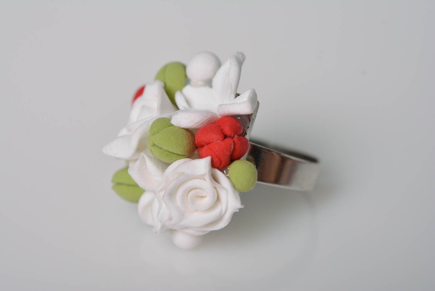 Ensemble boucles d'oreilles et bague avec fleurs en pâte polymère faites main photo 4