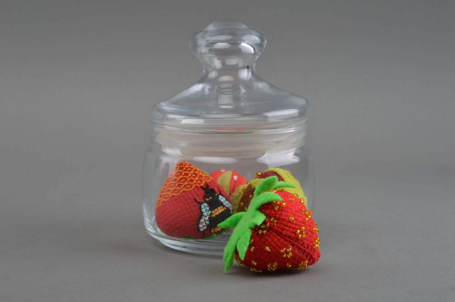 Интерьерная игрушка клубника из канвы с вышивкой бисером красная ручной работы фото 1