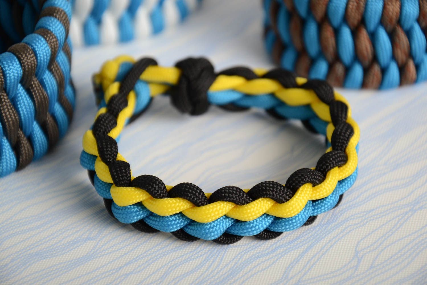 Blau gelbes Armband aus Nylon unisex handmade modisch breit dreifarbig geflochten foto 1