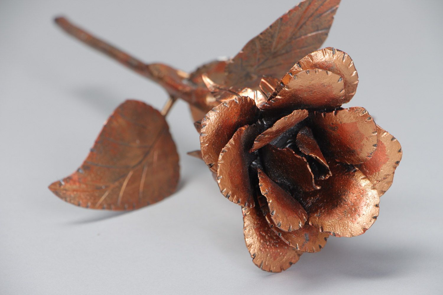Кованый цветок из железа роза ручной работы красивая коричневого цвета фото 3