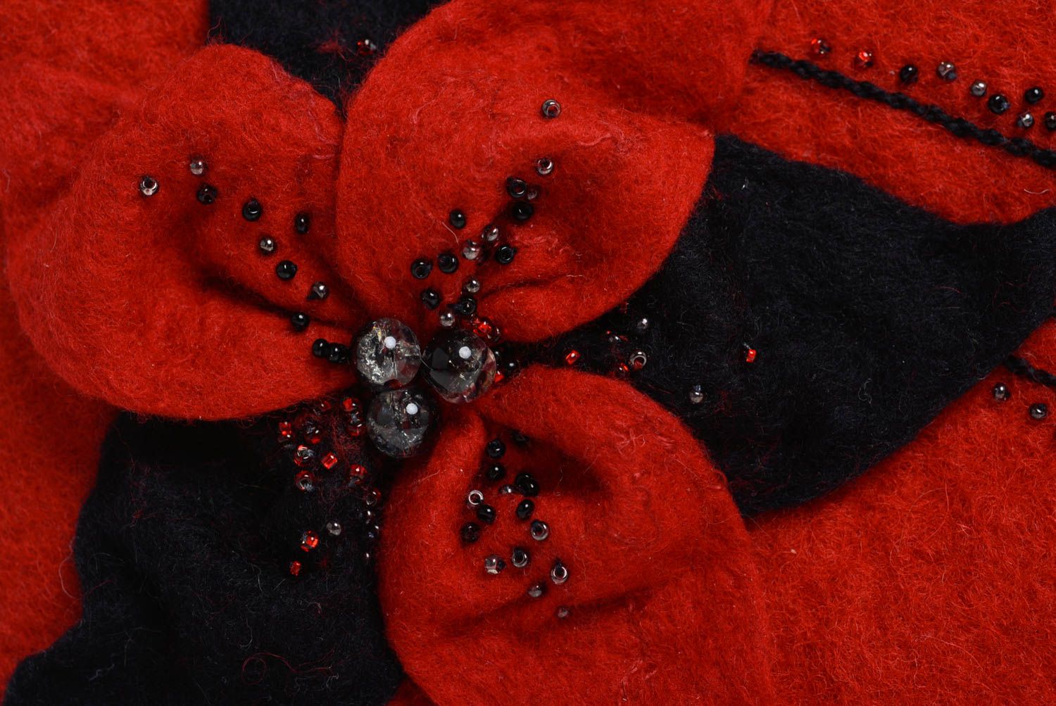 Bolso de lana artesanal rojo en técnica de fieltro con cadenita foto 5