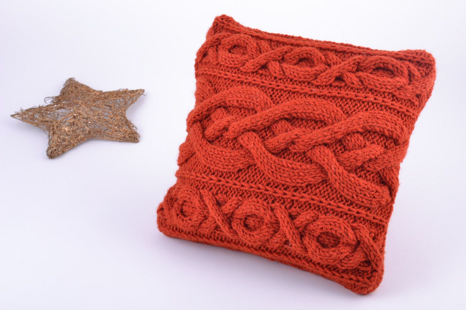Petite housse de coussin tricotée en mi-laine aux aiguilles rouge faite main photo 1