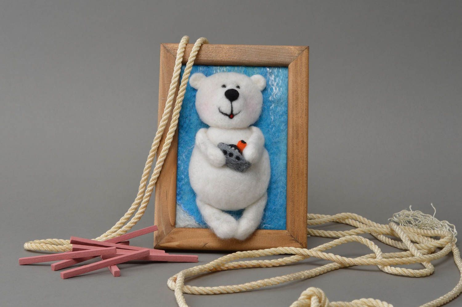 Handmade beautiful cute unusual woolen picture in wooden frame White bear photo 1