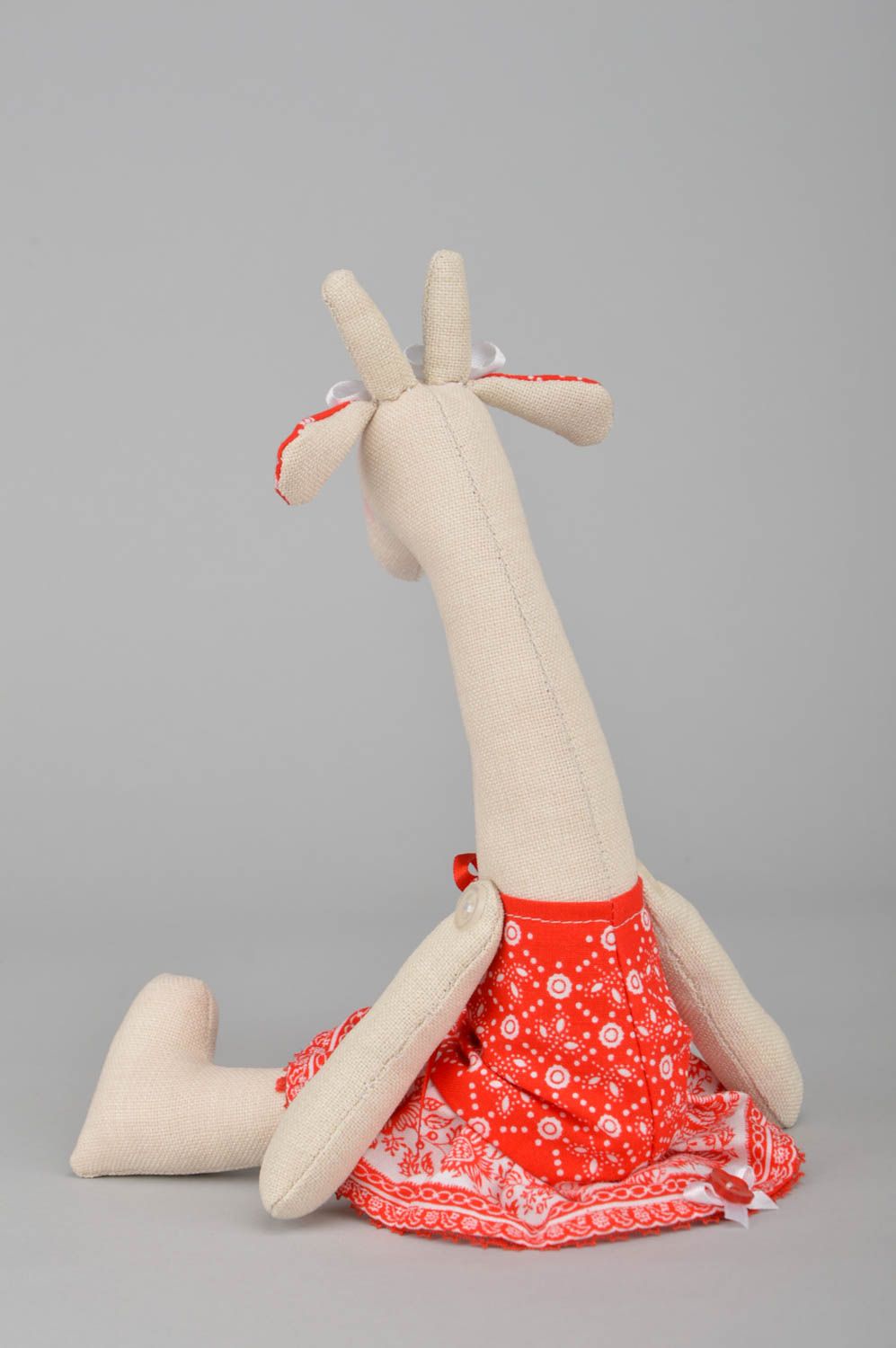 Schönes originelles handmade Stofftier Giraffe im roten Kleid für Kinder foto 4