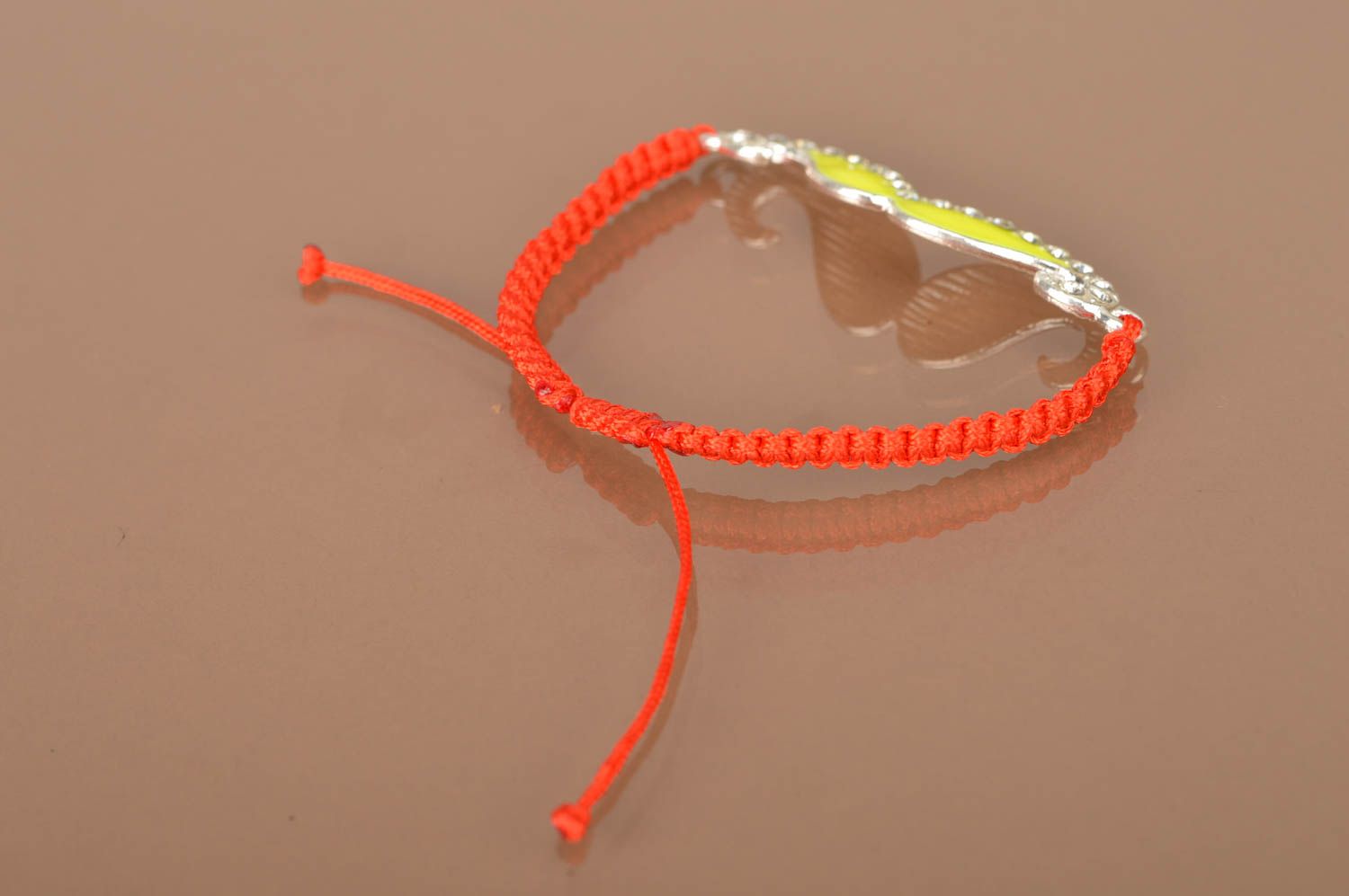 Handmade geflochtenes Armband aus Fäden mit metallischem Element Schnurrbart foto 4