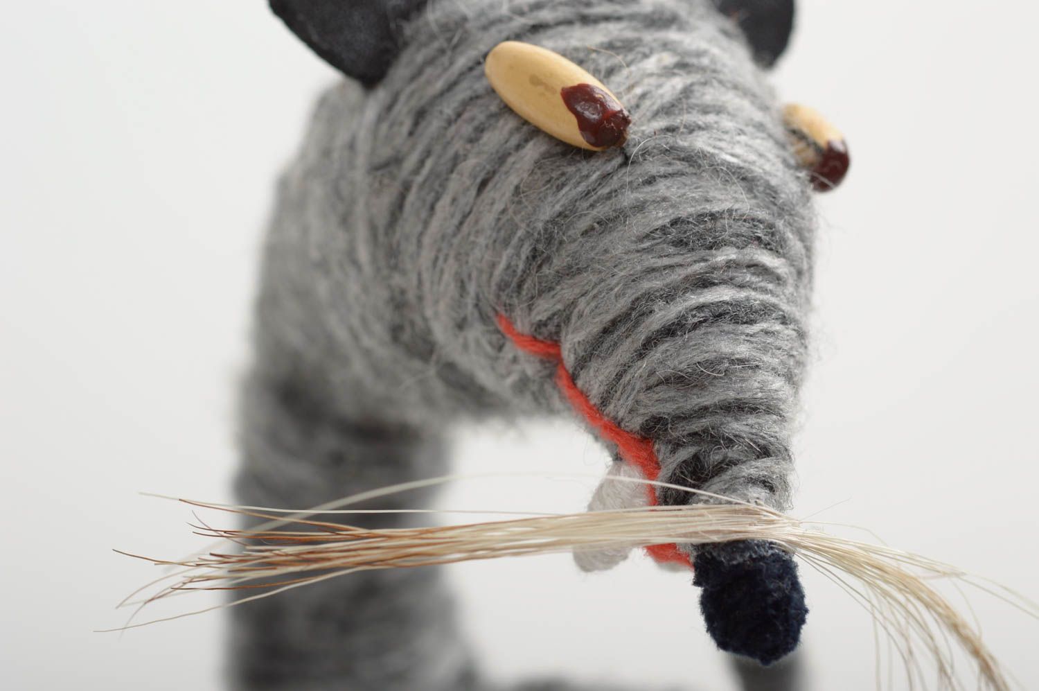 Stofftier Ratte handgemachtes Spielzeug Geburtstag Geschenk aus Fäden und Draht foto 4