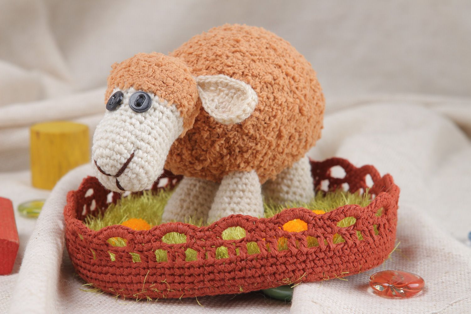 Симпатичная пасхальная овечка вязаная крючком из шерсти, хлопка и ниток ручной работы фото 5