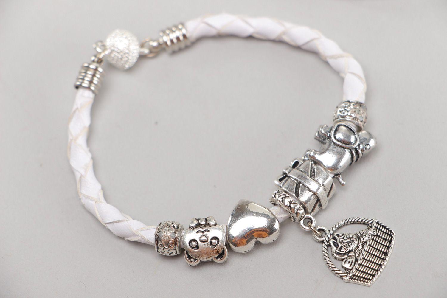 Handgemachtes Armbänder Set aus Kunstleder 2 Stück mit Perlen und Anhängern Geschenk Frau foto 3