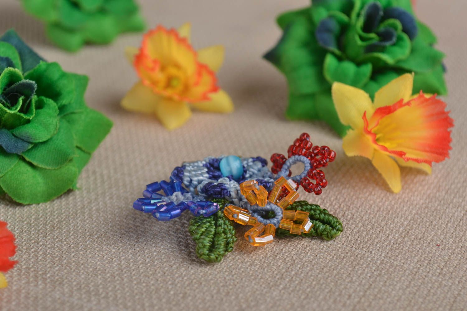 Broche textile Bijou fait main fleurs multicolores macramé Cadeau femme photo 1