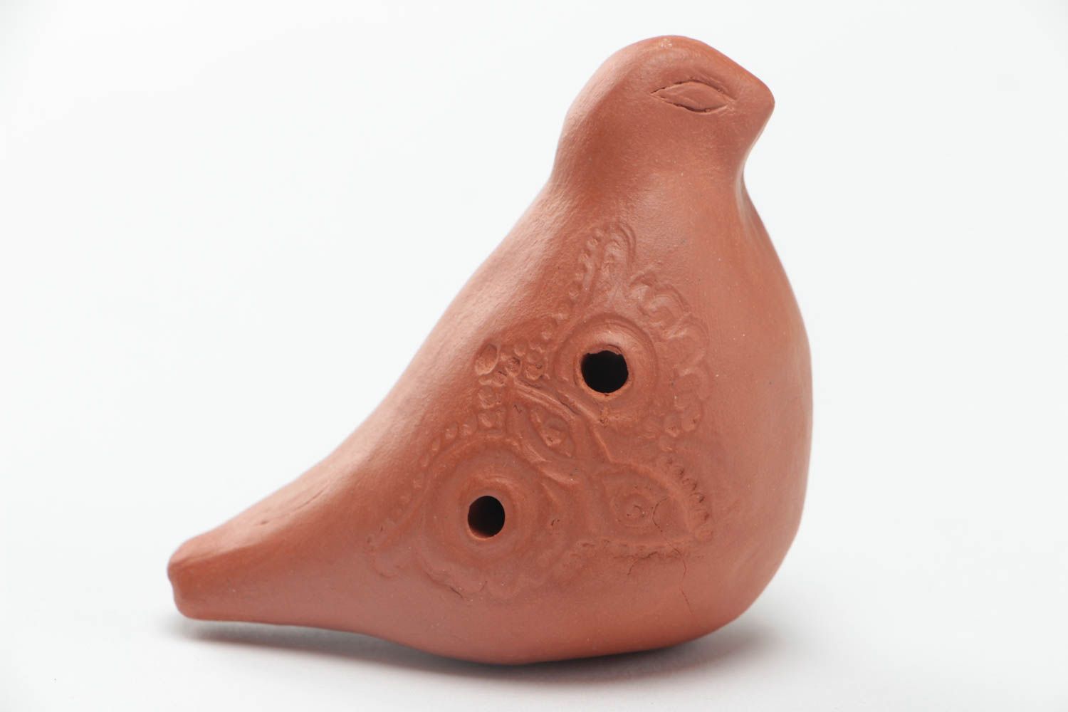 Глиняная окарина коричневого цвета небольшая в виде птички ручная работа фото 2