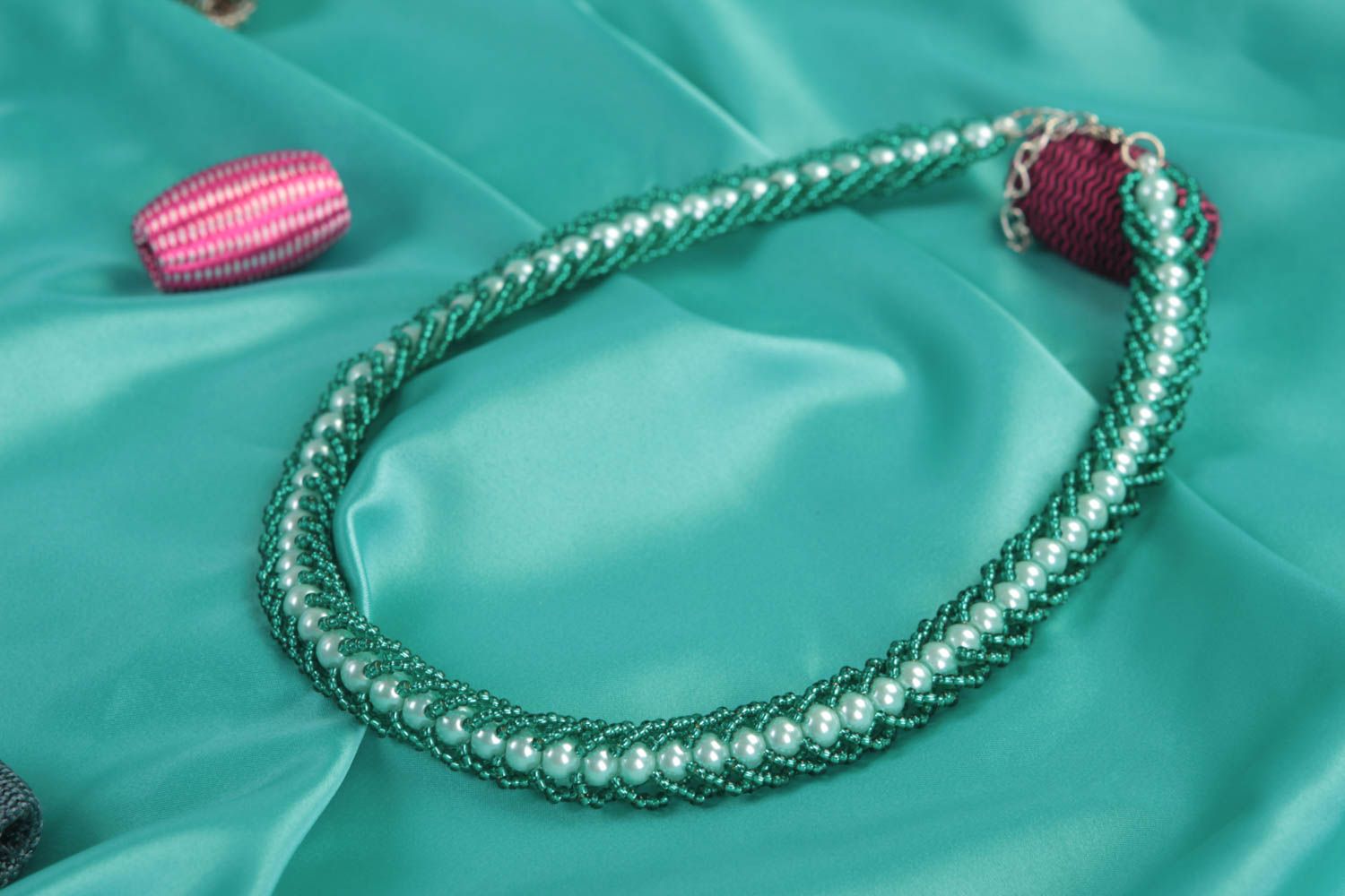 Ожерелье из бисера и керамических бусин ручной работы в зеленых тонах плетеное фото 1