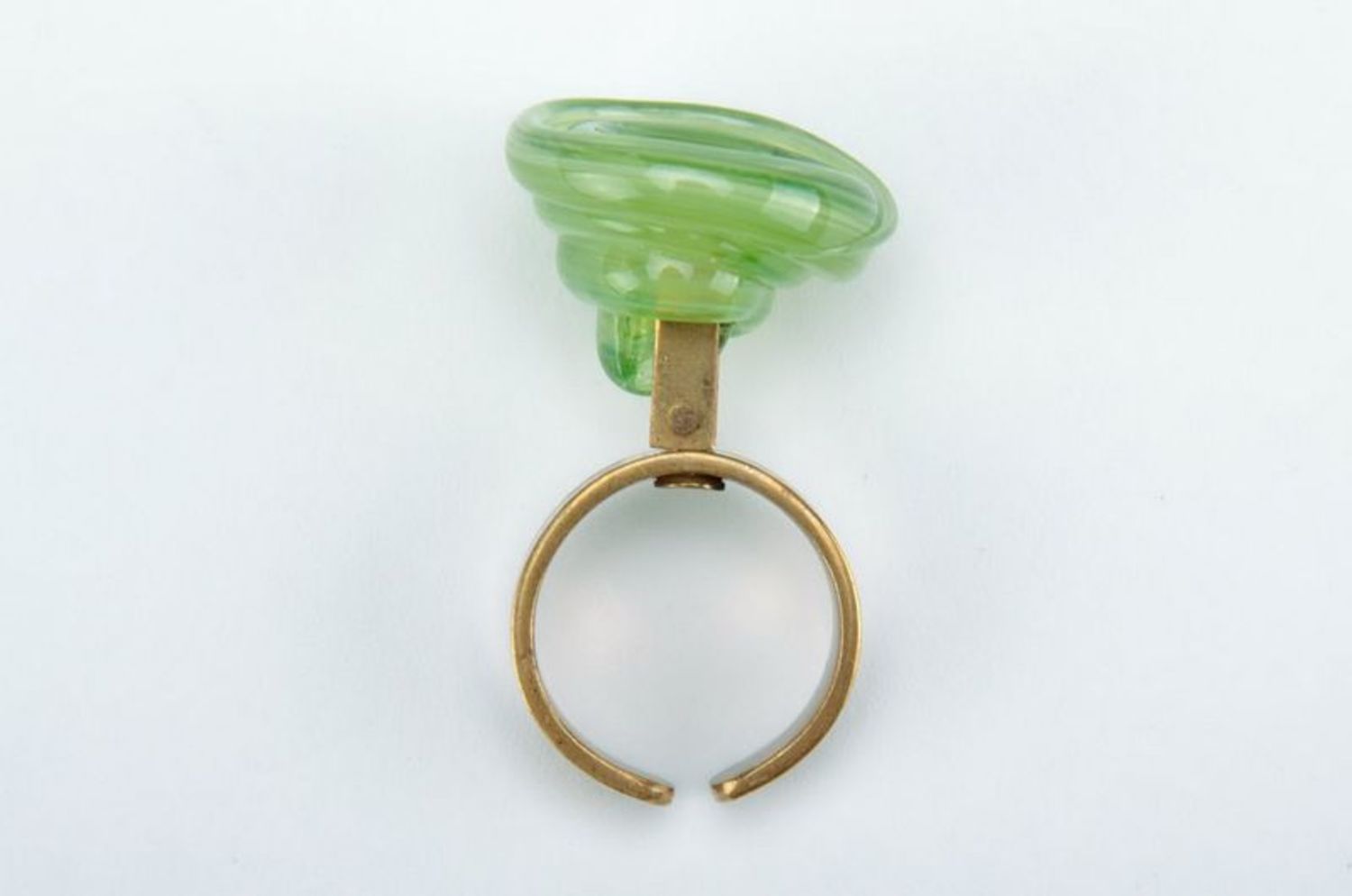 Перстень зеленый кольцо из стекла и металла фото 4