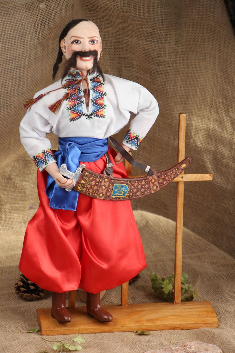 Figura artesanal de cosaco de papel maché foto 5