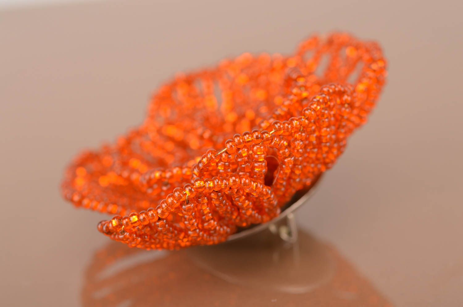 Оранжевая брошь из бисера в виде цветка ручной работы стильная для девушек  фото 5