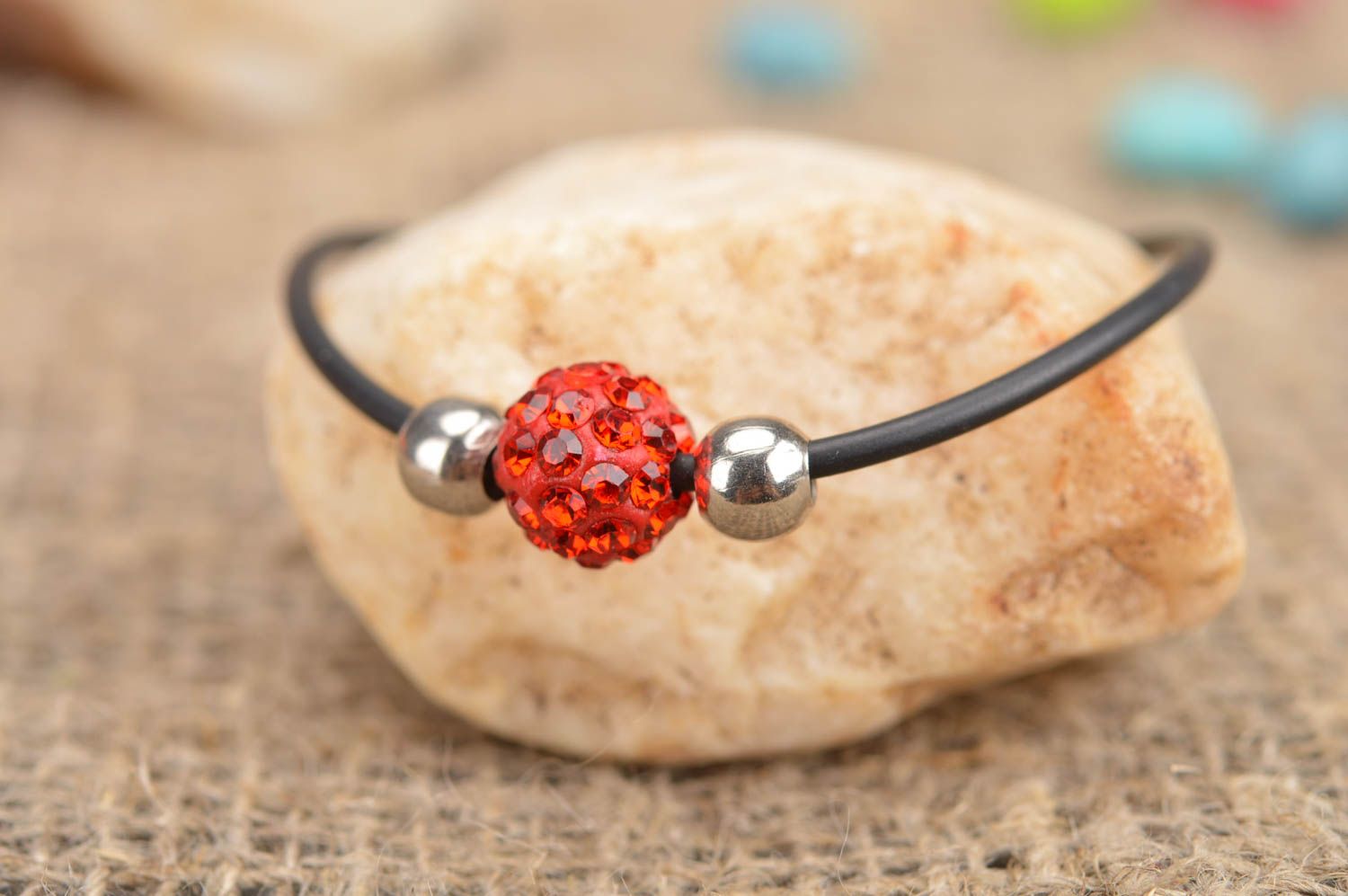 Bracelet fin en lacet de caoutchouc noir avec perle fantaisie rouge fait main photo 1