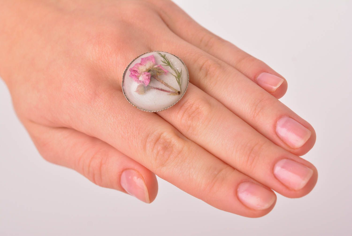 Bague ronde Bijou fait main fleur rose sur fond blanc Accessoire pour femme photo 3