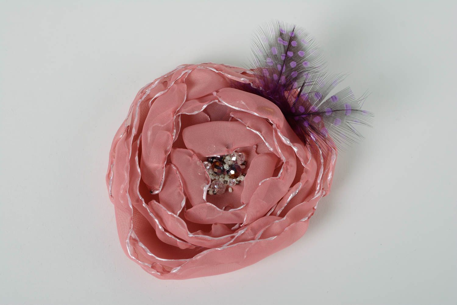 Broche fleur en mousseline de soie faite main rose de thé avec plumes de design photo 1
