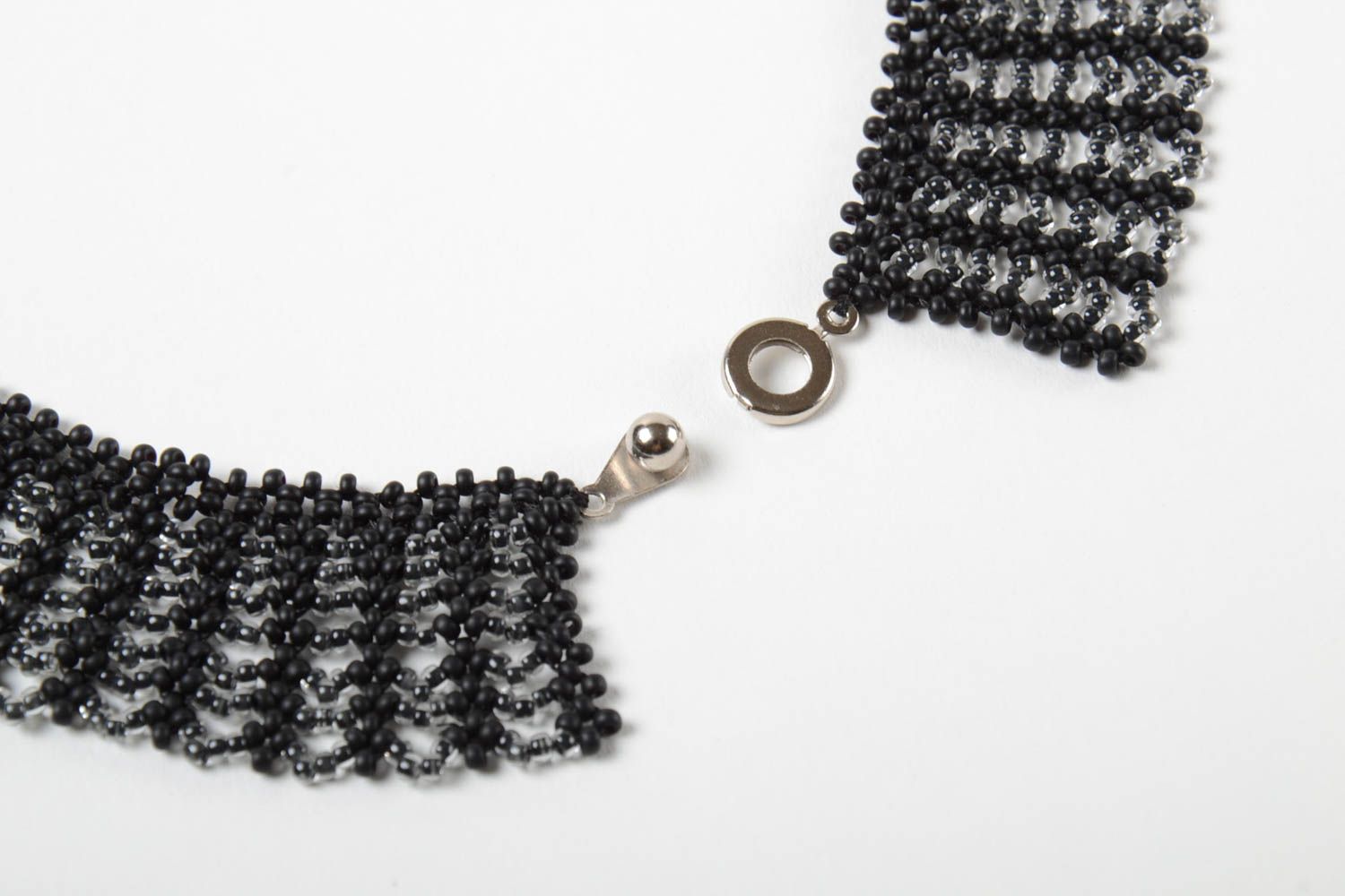 Handmade Damen Collier Schmuck aus Rocailles Accessoire für Frauen breit grau foto 3