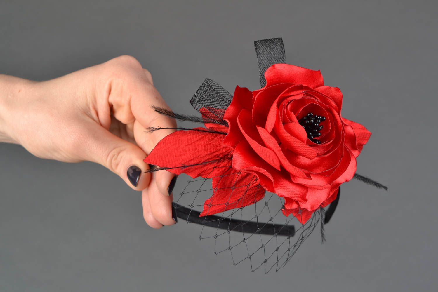 Serre-tête fleur rouge en rubans avec voile original fait main pour femme photo 1