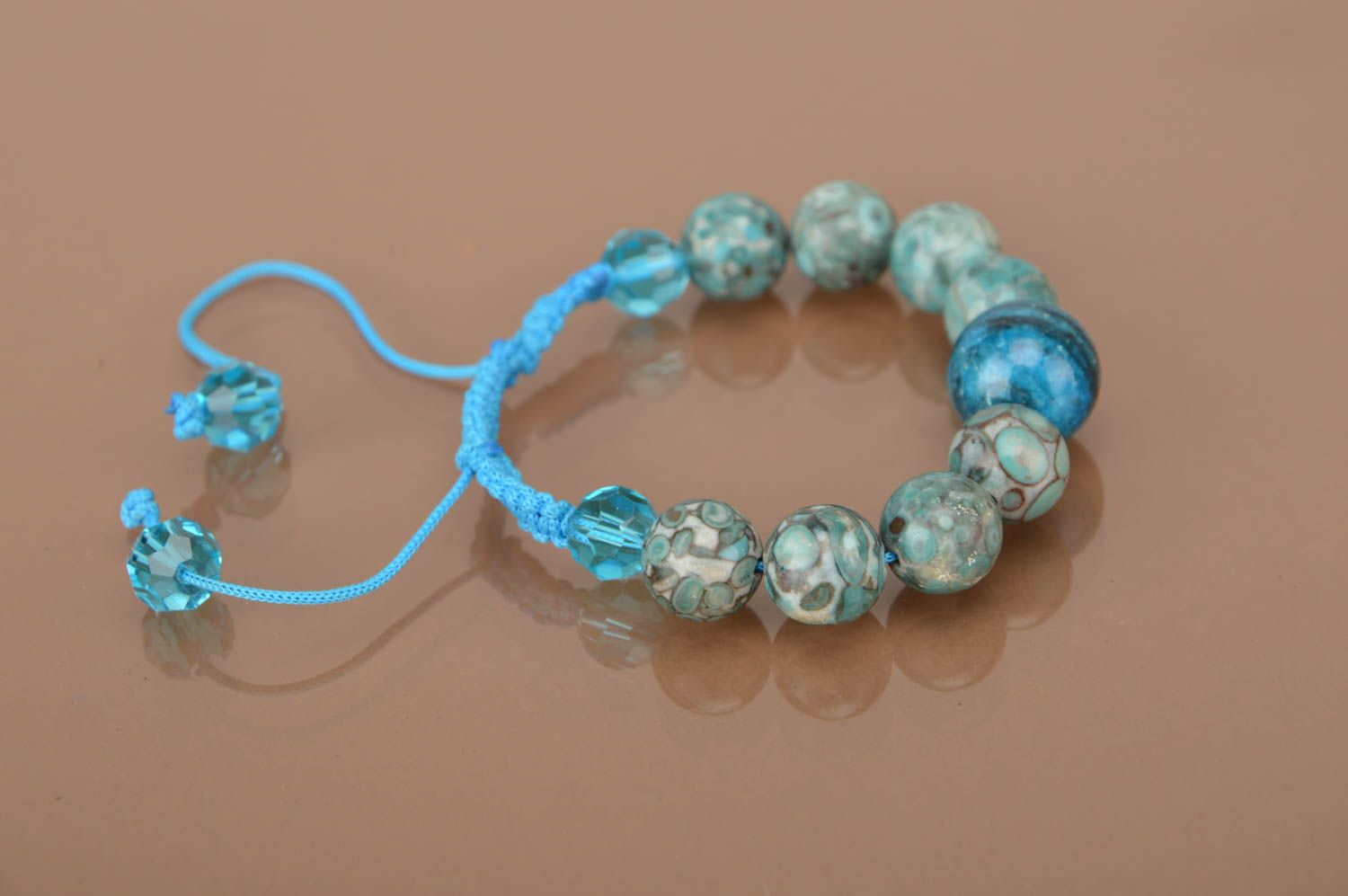 Плетеный браслет с бусинами ручной работы оригинальный красивый Синяя планета фото 3