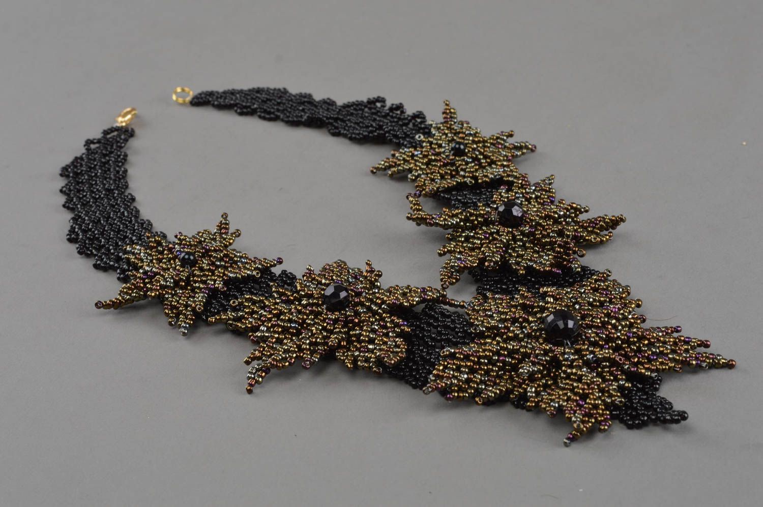 Handmade geflochtenes Designer Collier aus Glasperlen große dunkle Blumen  foto 2