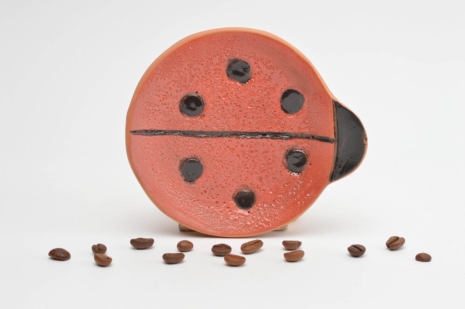 Тарелка декоративная из глины в виде божьей коровки красная с черным хэнд мейд фото 1