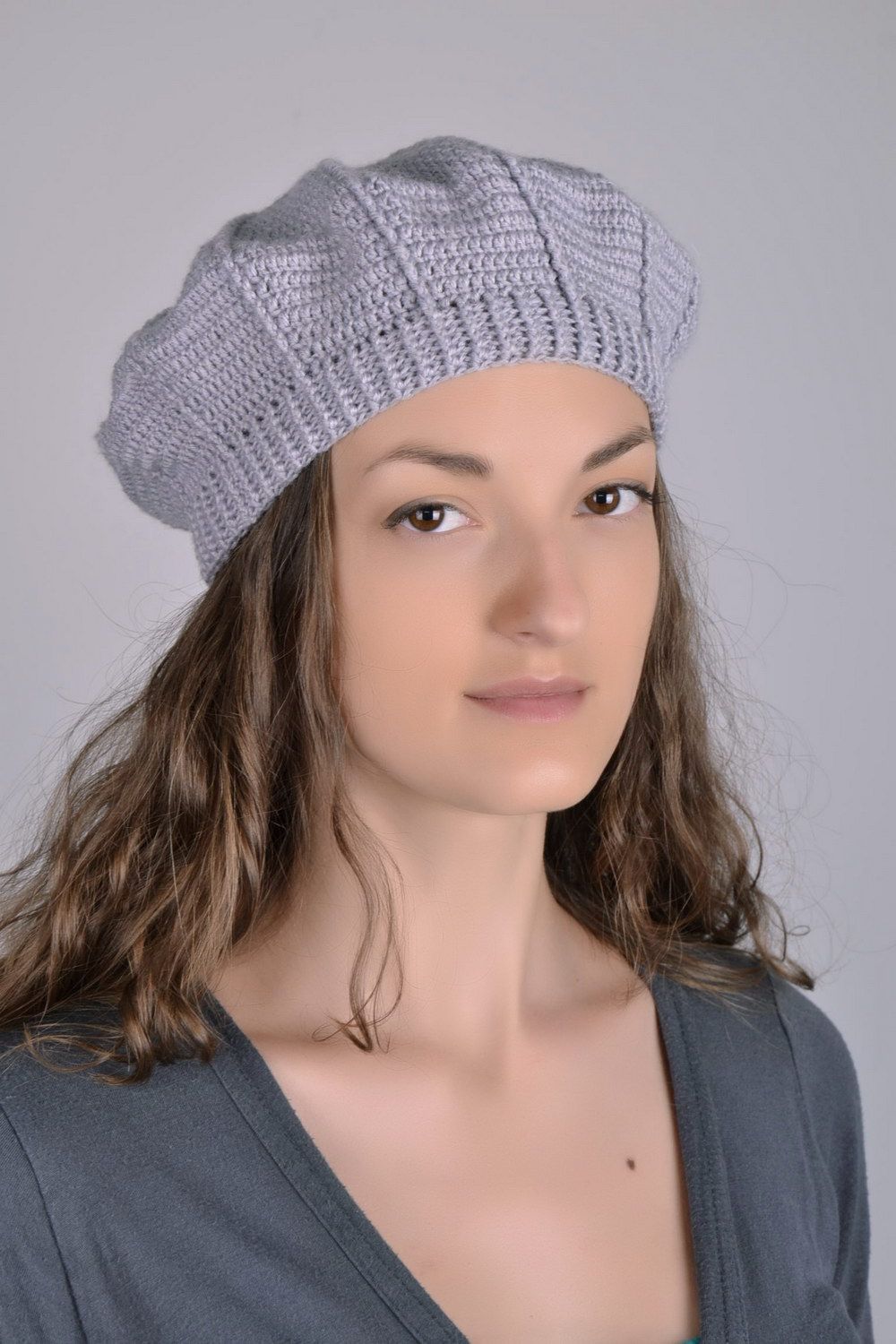Gray knitted beret photo 2
