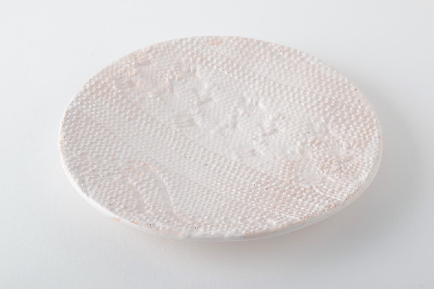 Плоская тарелка из глины с орнаментом красивая фото 2