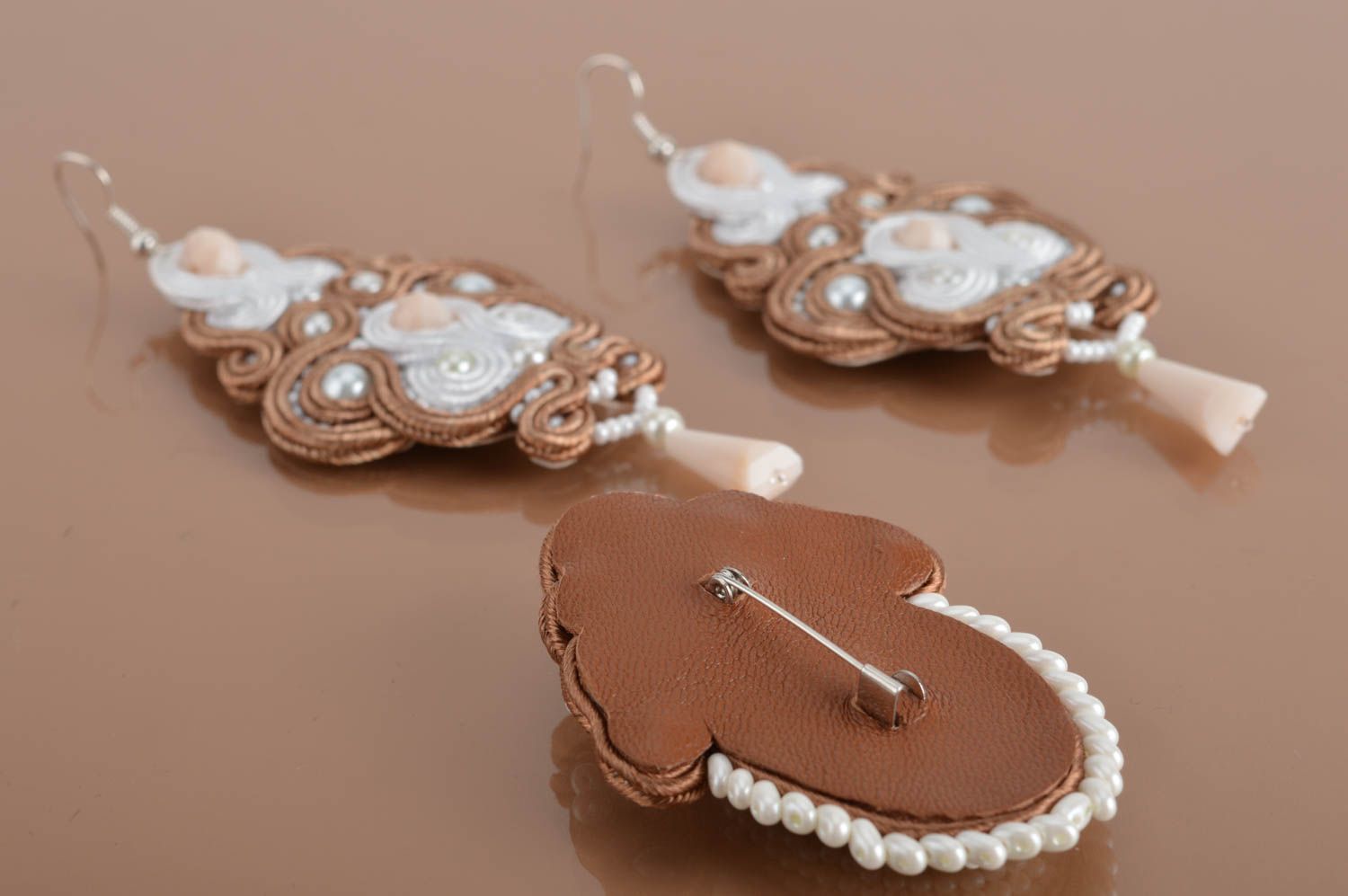 Handmade elegantes Soutache Schmuckset in Weiß und Braun Brosche und Ohrringe  foto 5