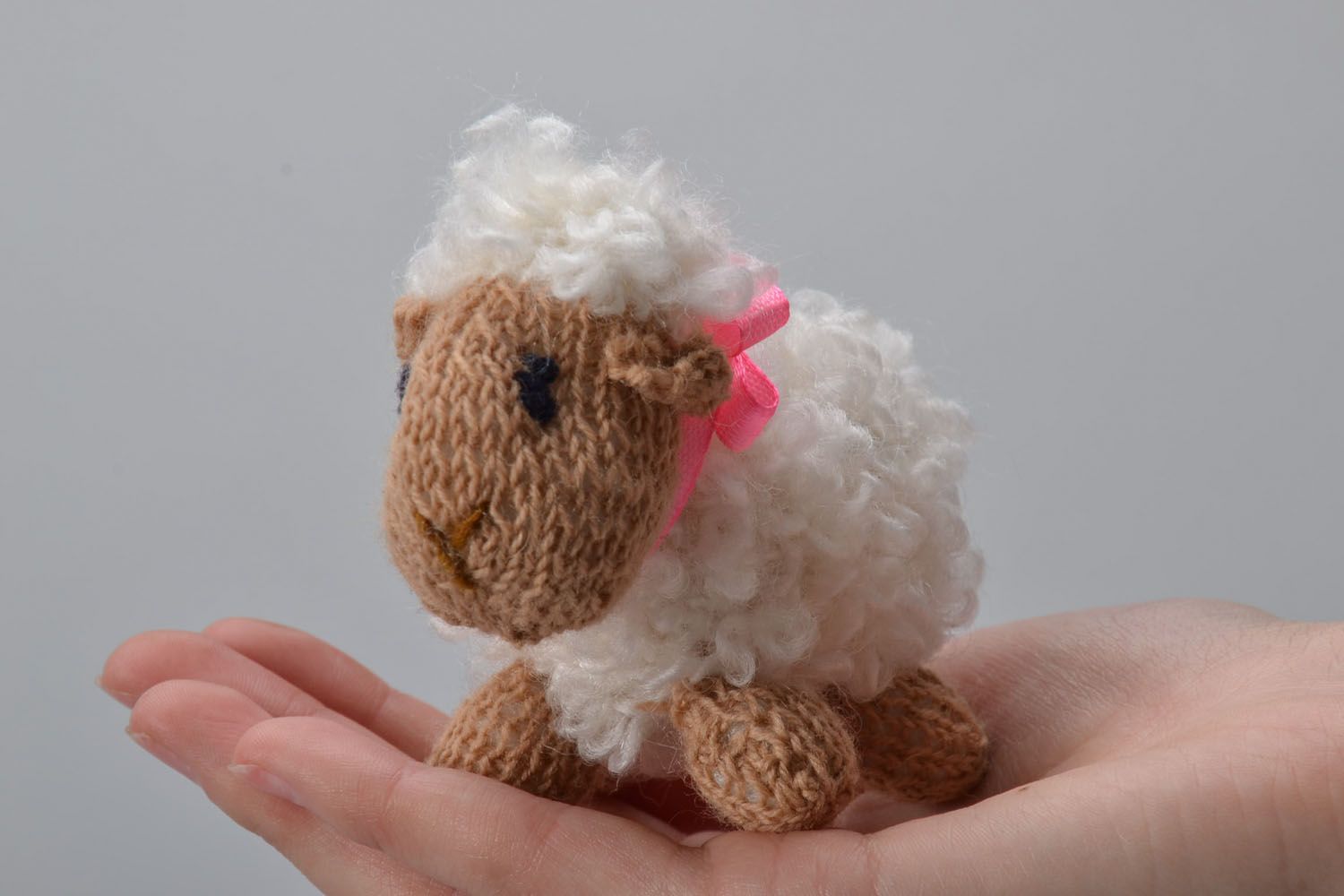 Вязаная игрушка в виде маленькой овечки  фото 5