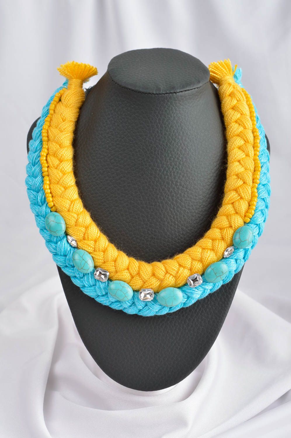 Collier textile Bijou fait main jaune et bleu ciel tressé Accessoire femme photo 1