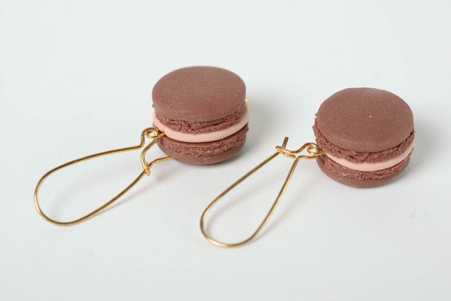 Boucles d'oreilles en pâte polymère pendantes faites main macarons au chocolat photo 4