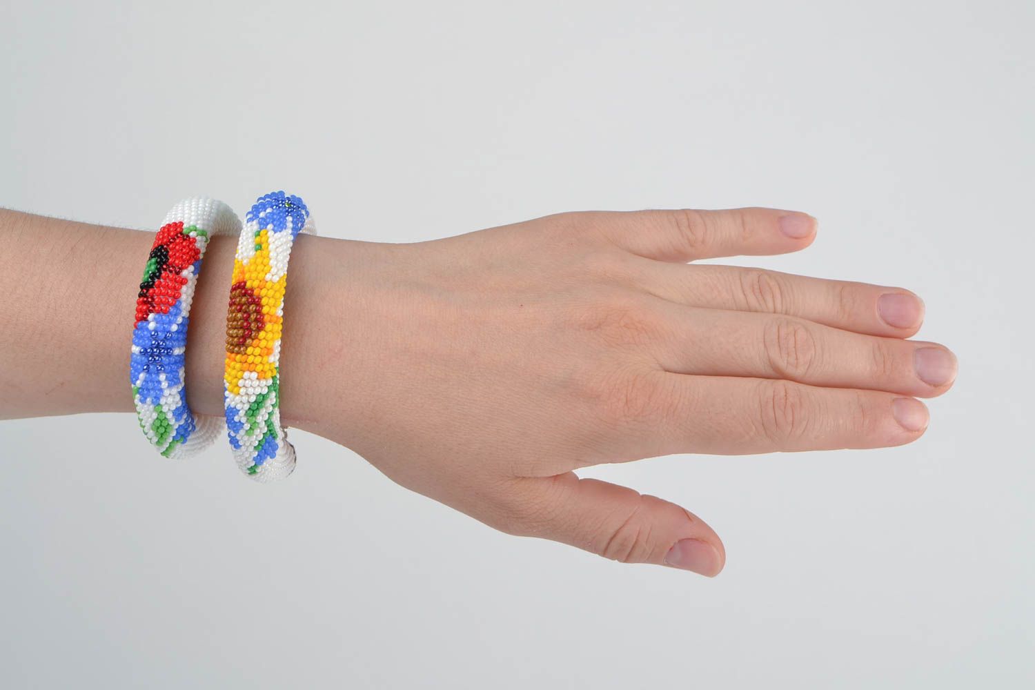 Набор браслетов жгутов из бисера ручной работы 2 штуки с цветами женские фото 2