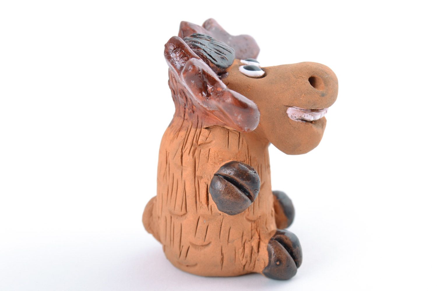 Figura artesanal de cerámica alce marrón modelada y pintada a mano decorativa foto 4