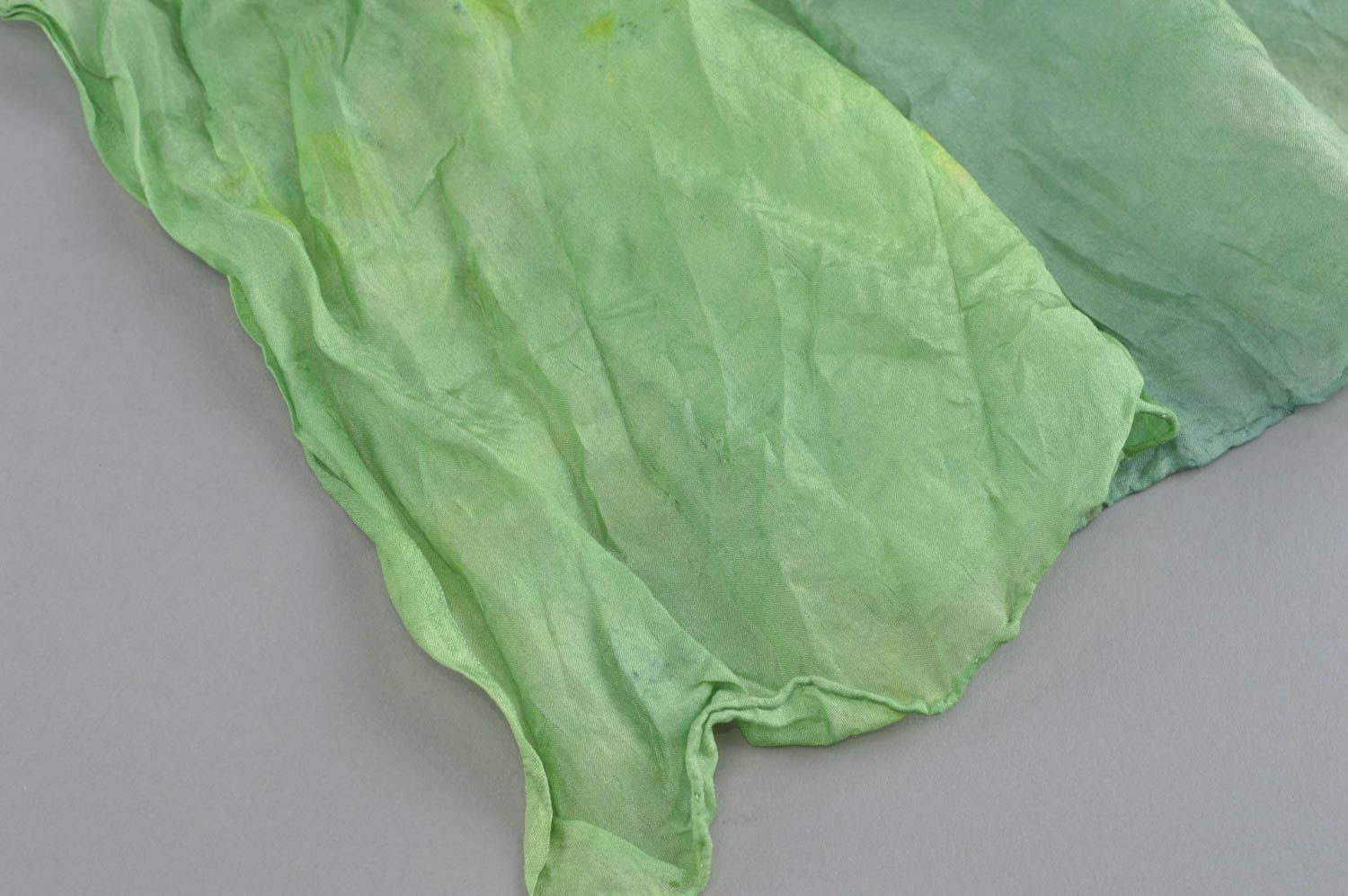 Feiner grüner handgemachter Schal aus Seide in Batik Technik Autoren Design foto 3
