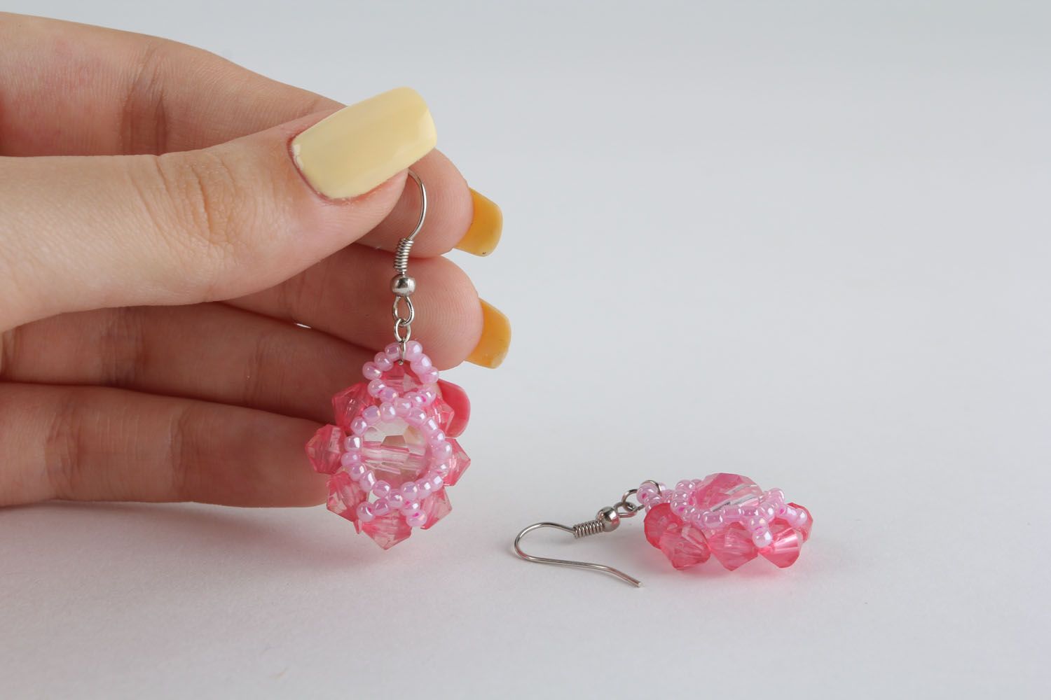 Boucles d'oreilles roses en perles de rocaille photo 4