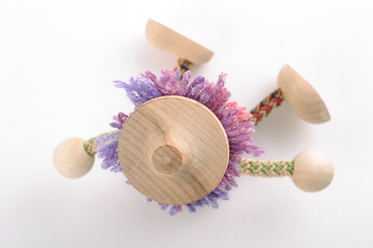 Schönes bemaltes handmade Spielzeug aus Holz Kosak mit Hut foto 5