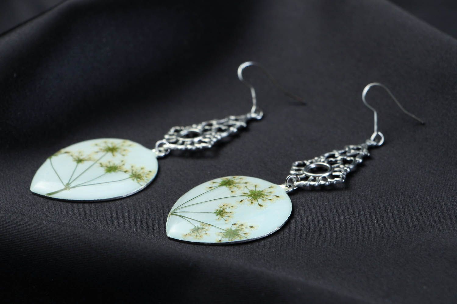 Earrings with white wild flowers photo 2